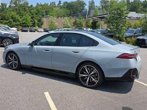 Used 2025 BMW 550e xDrive w/ Executive Package AWD/4WD image 5