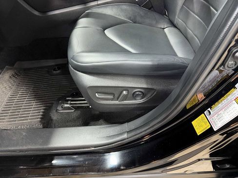 Used 2022 Toyota Highlander XLE w/ Protection Package #3 (TMS) AWD/4WD image 24
