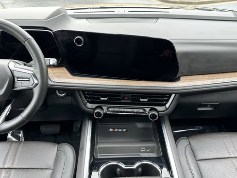 Used 2025 Chevrolet Suburban High Country w/ Sun And Tow Package image 27