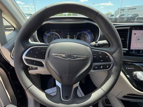 Certified 2023 Chrysler Pacifica Touring-L FWD image 28