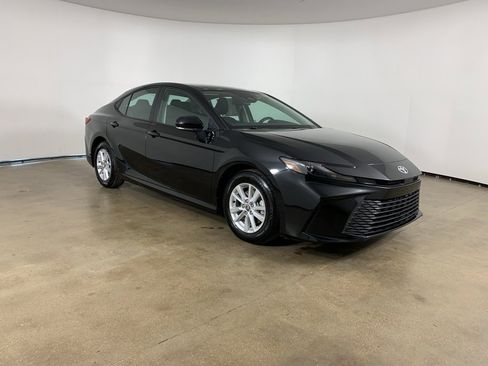 Used 2025 Toyota Camry LE image 5
