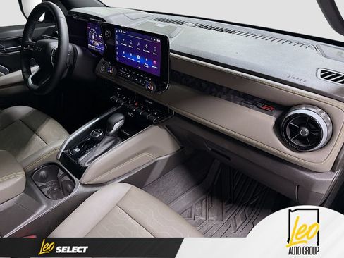 Used 2025 Chevrolet Colorado ZR2 w/ Technology Package AWD/4WD image 34