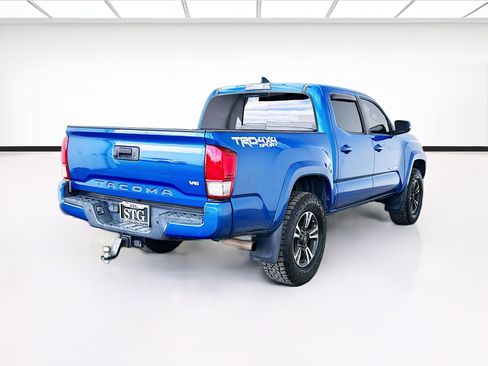 Used 2017 Toyota Tacoma TRD Sport image 4