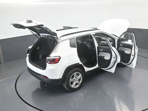 Used 2023 Jeep Compass Latitude image 32