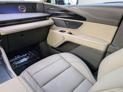 Certified 2025 Lincoln Nautilus Premier image 18