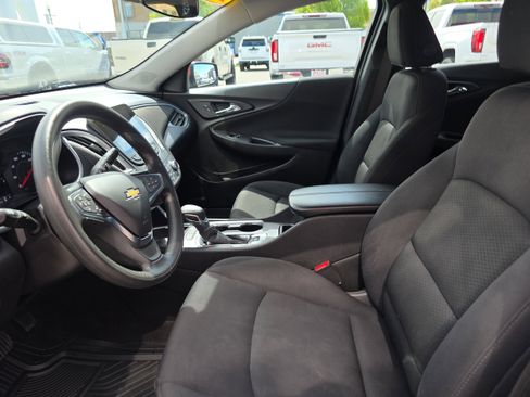 Used 2025 Chevrolet Malibu LT FWD image 2