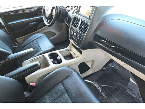 Used 2018 Dodge Grand Caravan SXT image 18