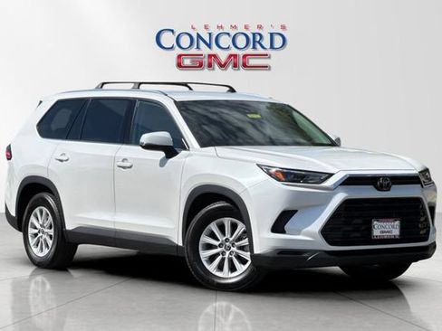 Used 2024 Toyota Grand Highlander XLE FWD image 2