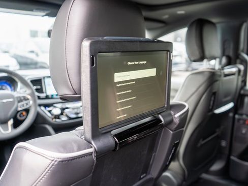 New 2026 Chrysler Pacifica Limited w/ Uconnect Theater Family Group image 11