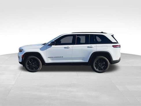 Used 2025 Jeep Grand Cherokee Altitude AWD/4WD image 5