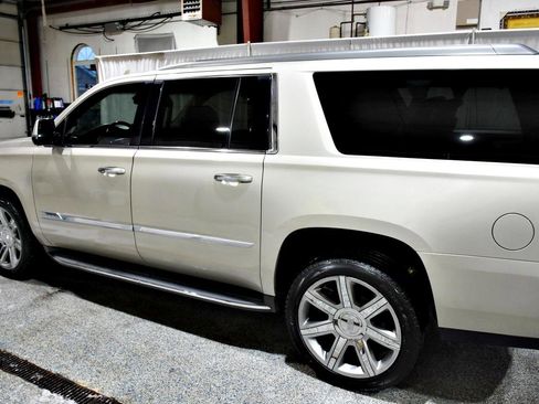 Used 2016 Cadillac Escalade ESV Luxury image 30