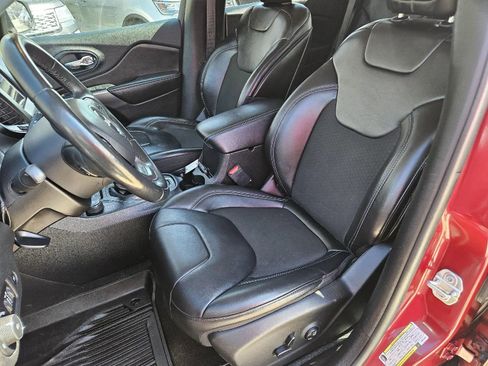 Used 2019 Jeep Cherokee Latitude Plus w/ Comfort/Convenience Group image 11