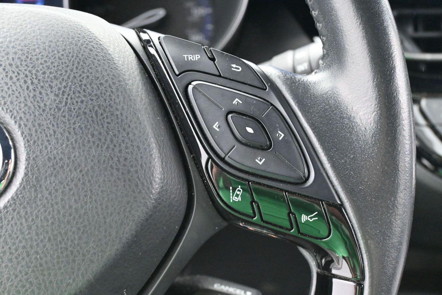 Used 2022 Toyota C-HR XLE FWD image 17