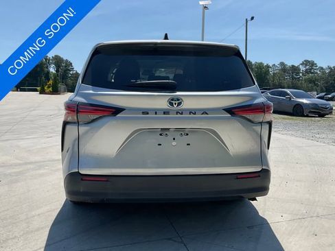 Used 2022 Toyota Sienna LE FWD image 3
