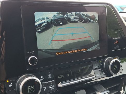 Used 2024 Toyota Highlander XLE AWD/4WD image 31