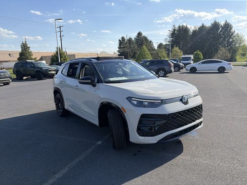 New 2026 Volkswagen Tiguan SE R-Line AWD/4WD image 3