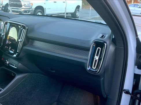 Used 2021 Volvo XC40 T5 R-Design w/ Advanced Package image 18