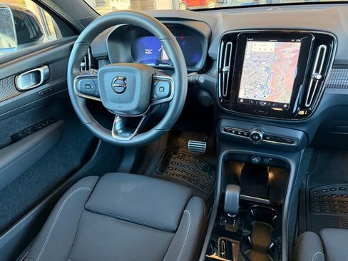 Used 2022 Volvo XC40 P8 Recharge image 17