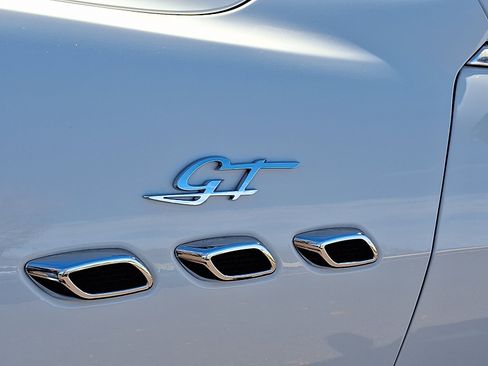 Certified 2022 Maserati Levante GT image 31
