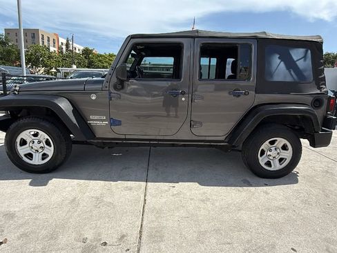 Used 2017 Jeep Wrangler Unlimited Sport w/ Connectivity Group AWD/4WD image 10