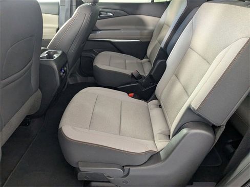 Used 2025 Chevrolet Traverse LT image 28