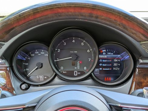 Certified 2026 Porsche Macan AWD/4WD image 10