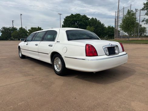 Used 1999 Lincoln Town Car Executive RWD image 6