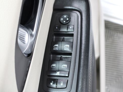 Used 2024 Chrysler Pacifica Touring-L FWD image 7