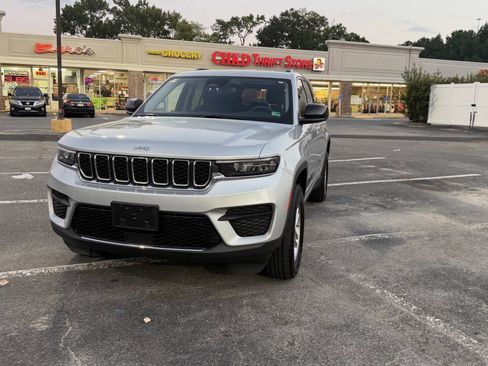 Used 2023 Jeep Grand Cherokee Laredo AWD/4WD image 5