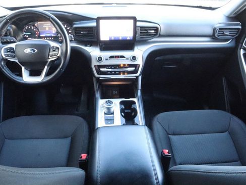 Used 2022 Ford Explorer XLT image 3