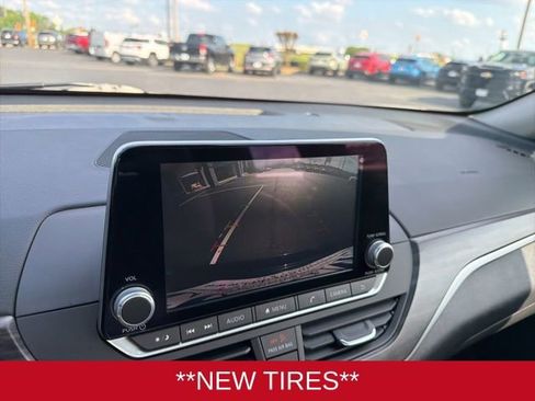 Used 2025 Nissan Altima 2.5 SV FWD image 15