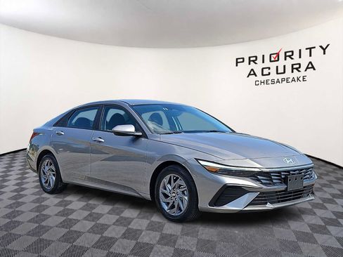 Used 2024 Hyundai Elantra SEL FWD image 3