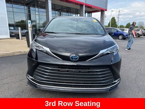 Used 2025 Toyota Sienna Platinum AWD/4WD image 10