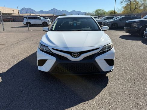 Used 2018 Toyota Camry SE image 2