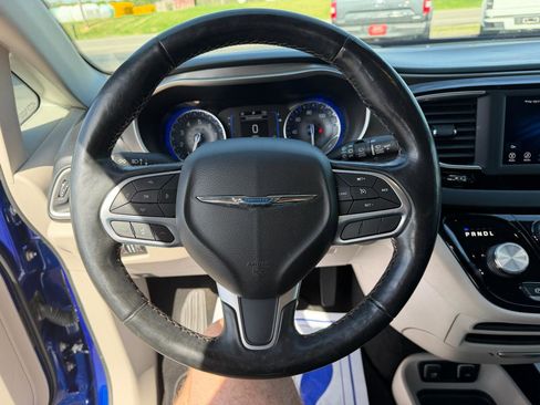 Used 2020 Chrysler Pacifica Touring-L image 14