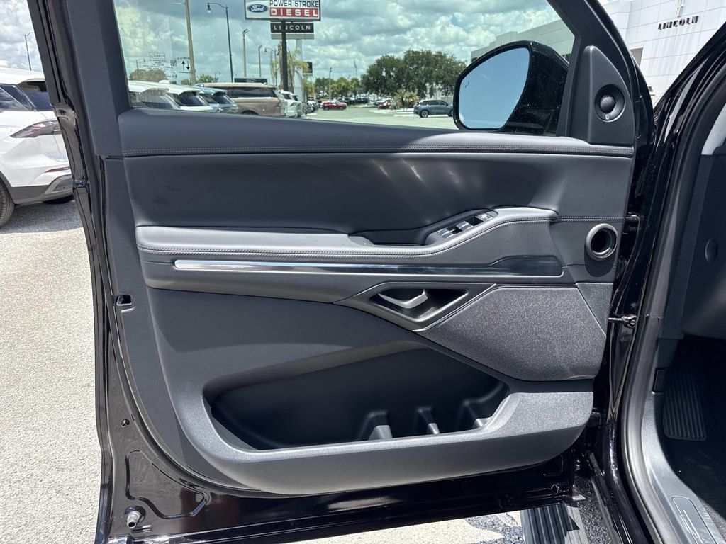 New 2026 Lincoln Navigator Reserve AWD/4WD image 19