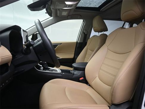 Used 2023 Toyota RAV4 XLE Premium image 10