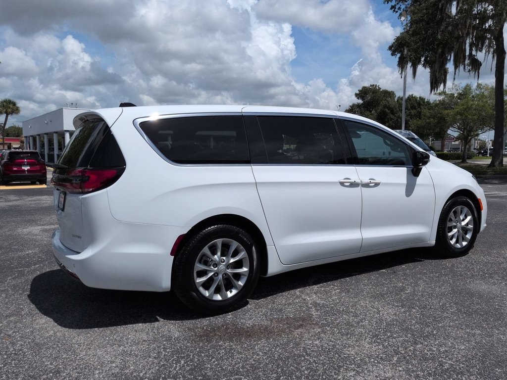 Used 2026 Chrysler Pacifica Limited FWD image 4
