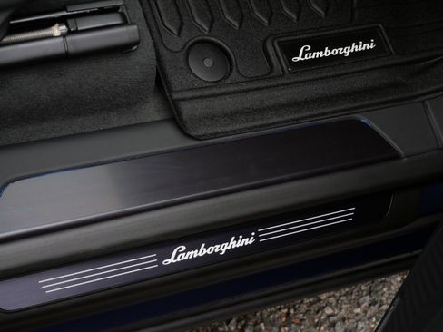 Used 2025 Lamborghini Urus SE image 25