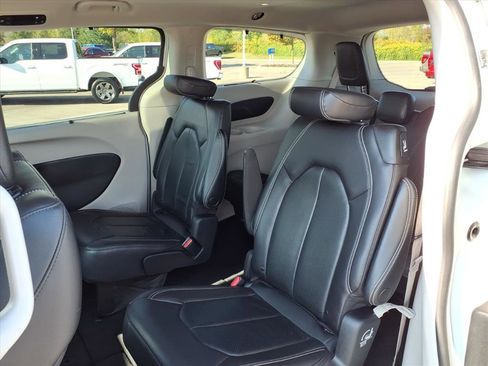 Used 2022 Chrysler Pacifica Touring-L image 9