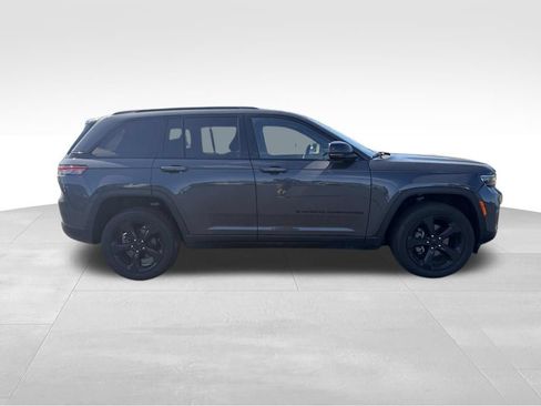 Used 2023 Jeep Grand Cherokee Altitude AWD/4WD image 3