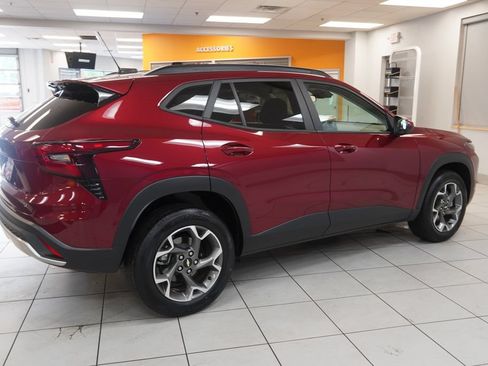 Used 2024 Chevrolet Trax LT w/ Driver Confidence Package FWD image 11