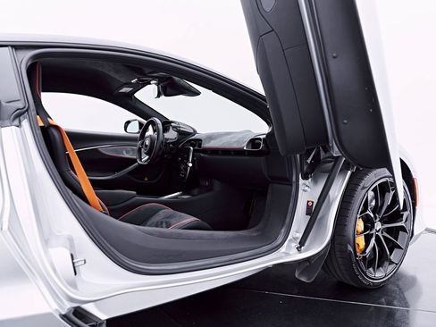 Used 2023 McLaren Artura RWD image 44