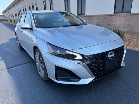 Used 2025 Nissan Altima 2.5 SL FWD image 2