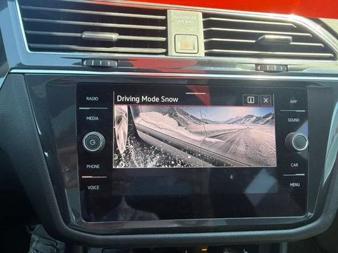 Used 2024 Volkswagen Tiguan SE R-Line AWD/4WD image 4