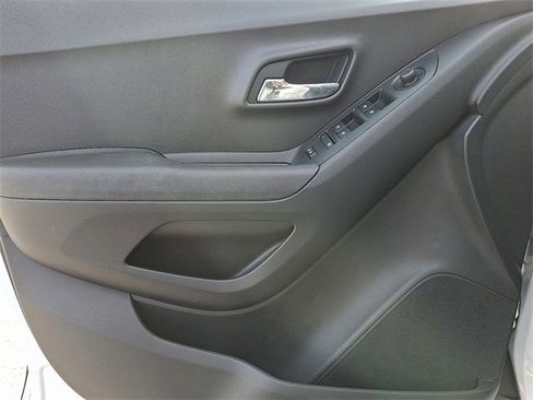 Used 2017 Chevrolet Trax LT w/ LT Convenience Package image 12