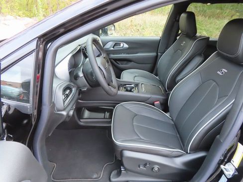 New 2026 Chrysler Pacifica Limited w/ Uconnect Theater Family Group AWD/4WD image 24