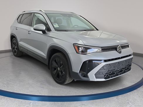 Used 2025 Volkswagen Taos SE image 3