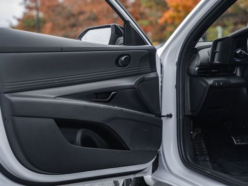 Certified 2025 Hyundai Elantra Sport image 33