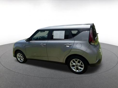 Used 2025 Kia Soul LX w/ LX Technology Package FWD image 10